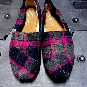 Women’s Tom’s plaid, tweed, fleece lined shoes, size 6.5.